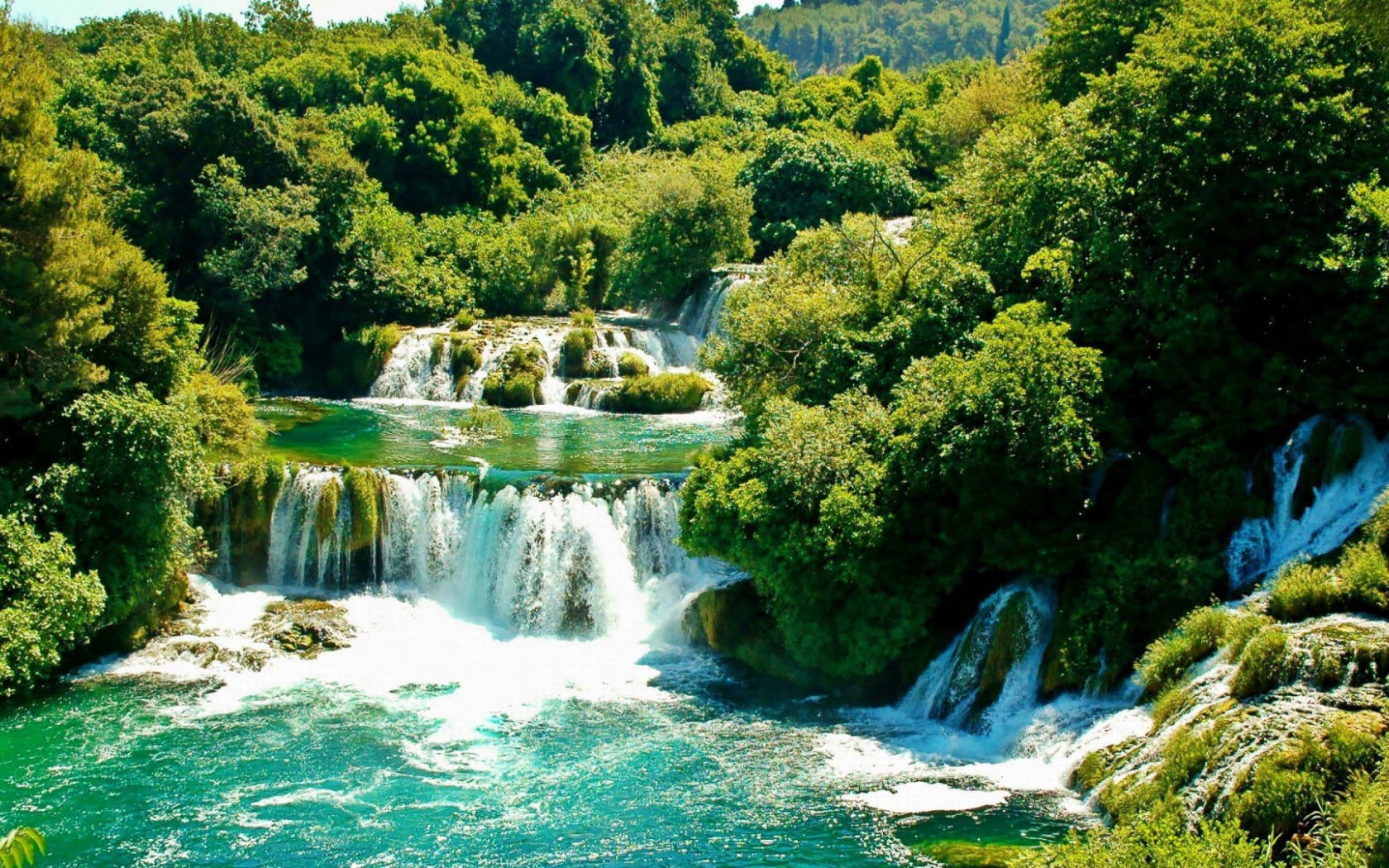 Водопад среди деревьев