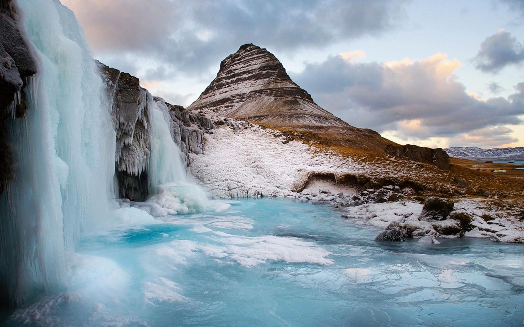 Замерзший водопад в горах