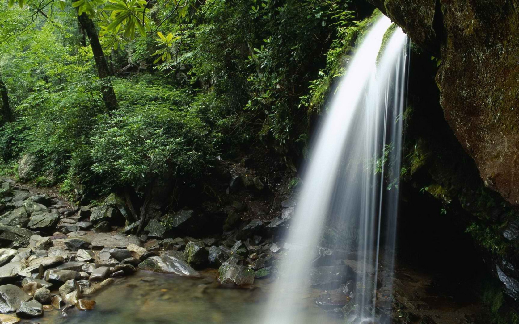 Струи воды водопада