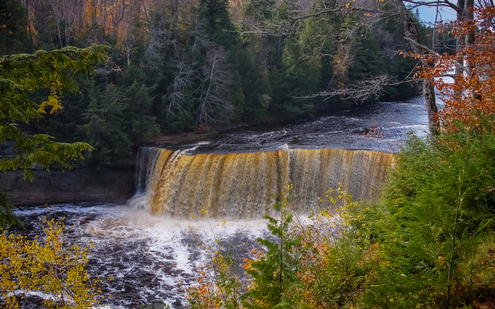 Коварный водопад среди леса