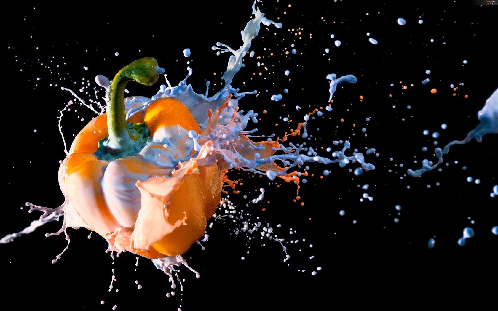 Взрыв перца на черном фоне