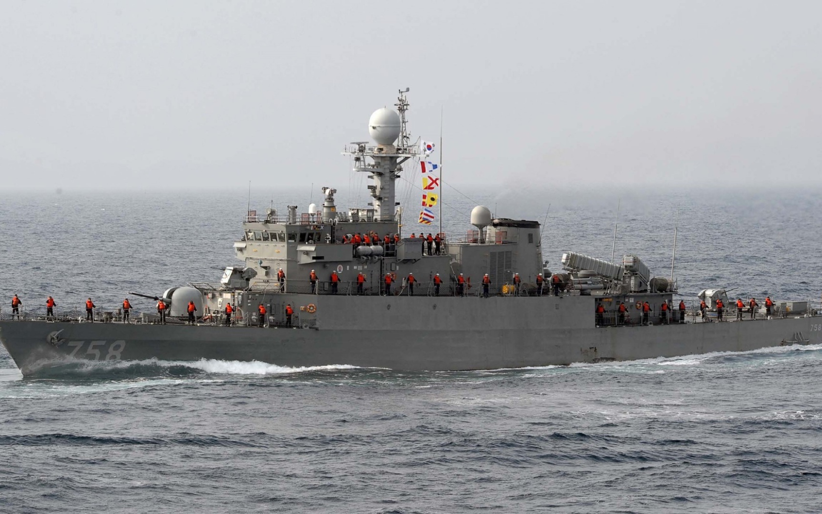 Боевой катер в море