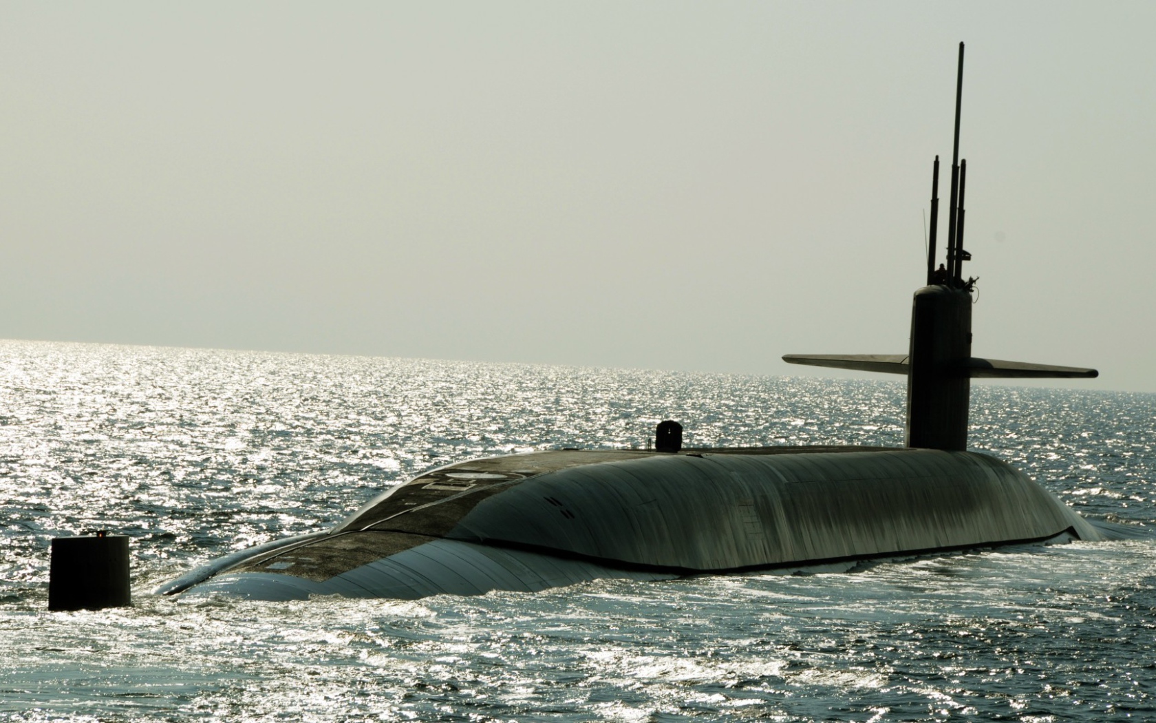 Подводная лодка в открытом море