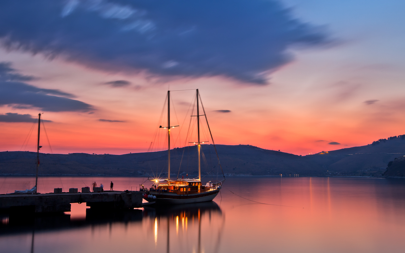 Яхта вечером у причала