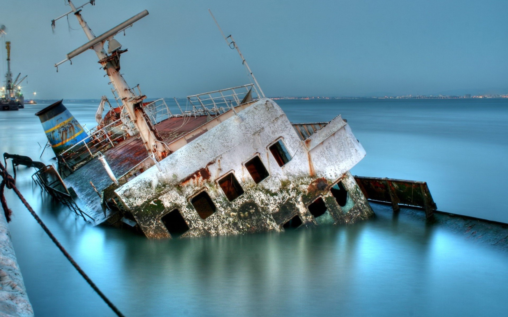 Затонувший морской корабль