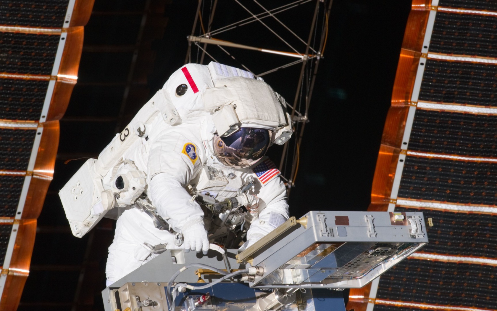 Астронавт в открытом космосе