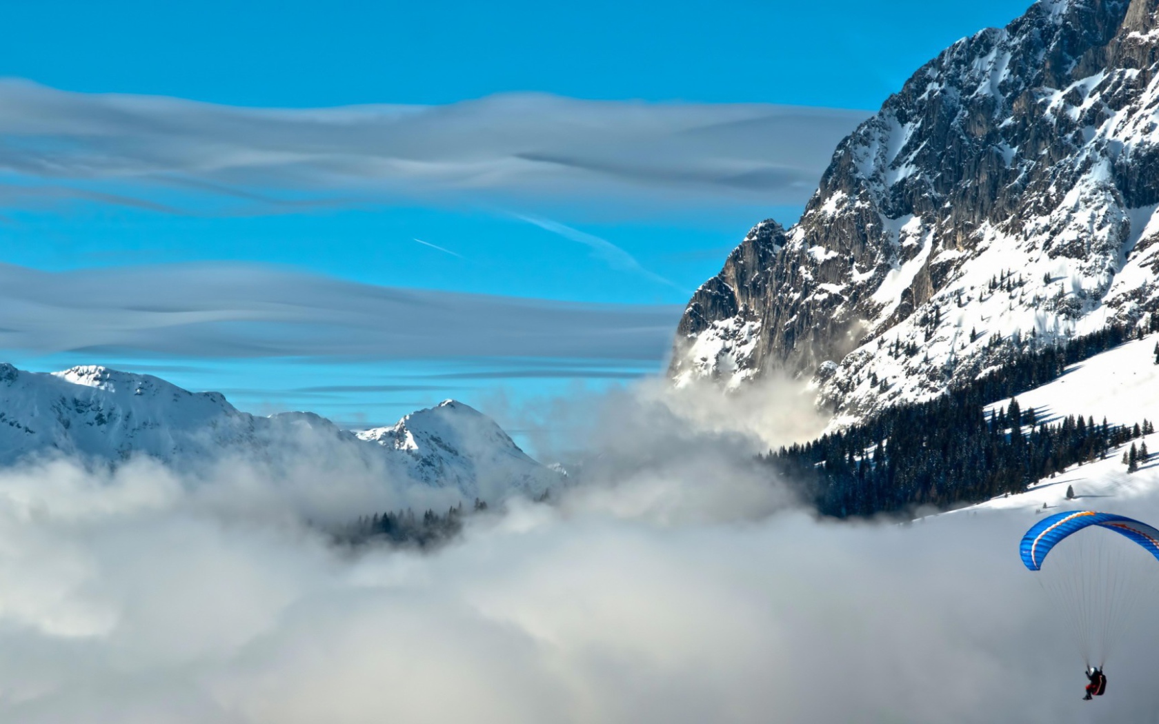 Парашютист в горах
