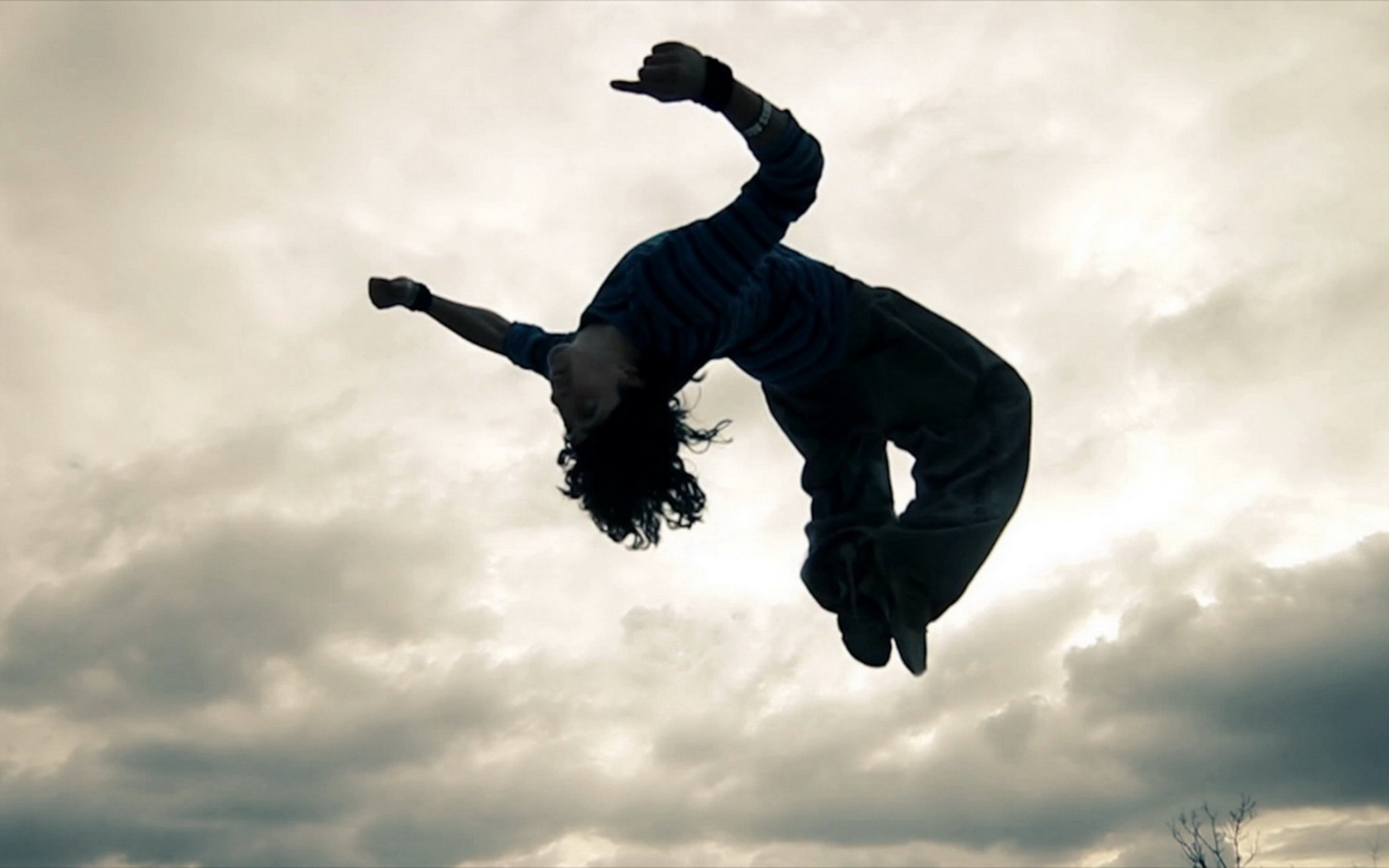 Паркурщик на фоне неба