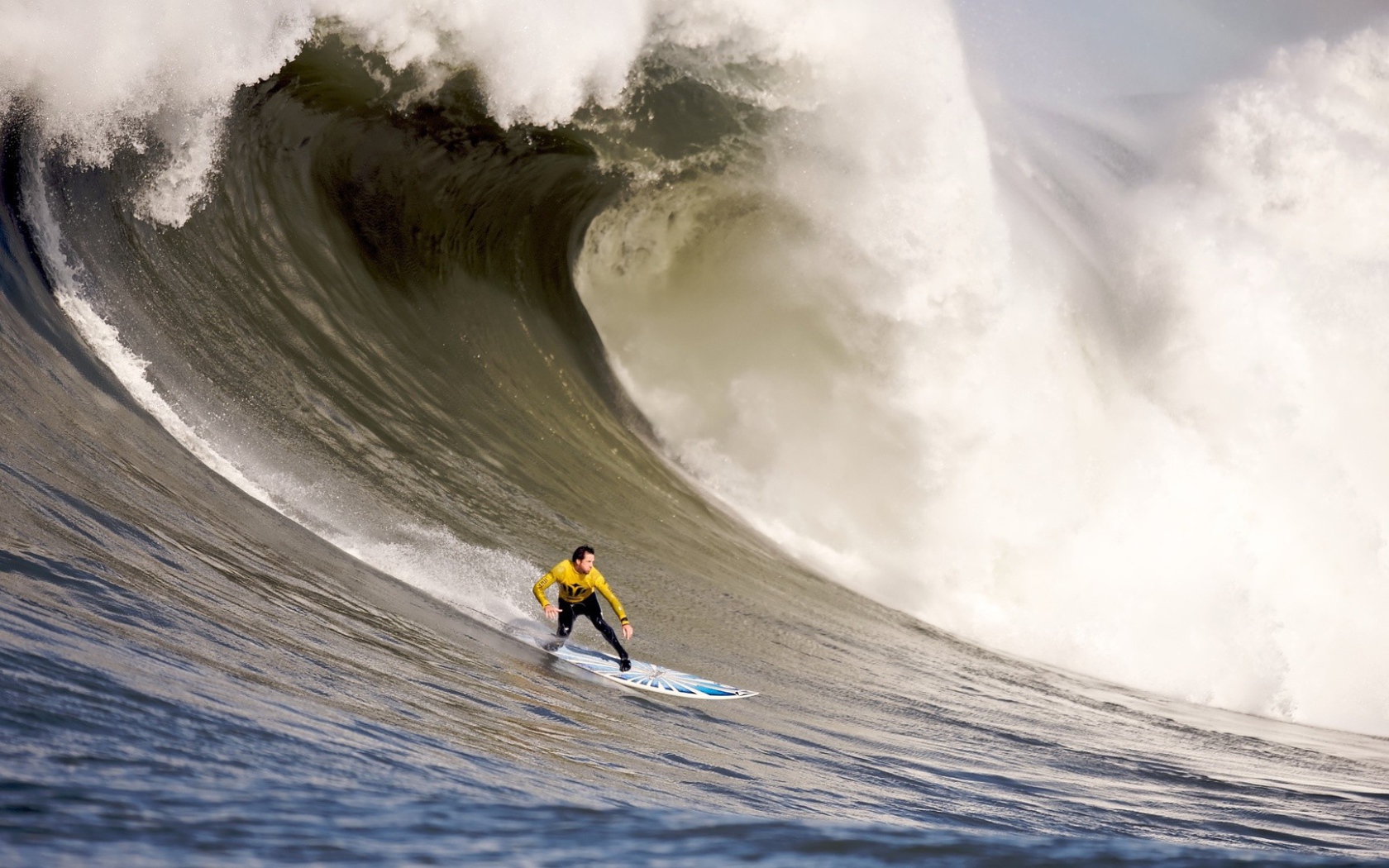 Серфинг на очень большой волне