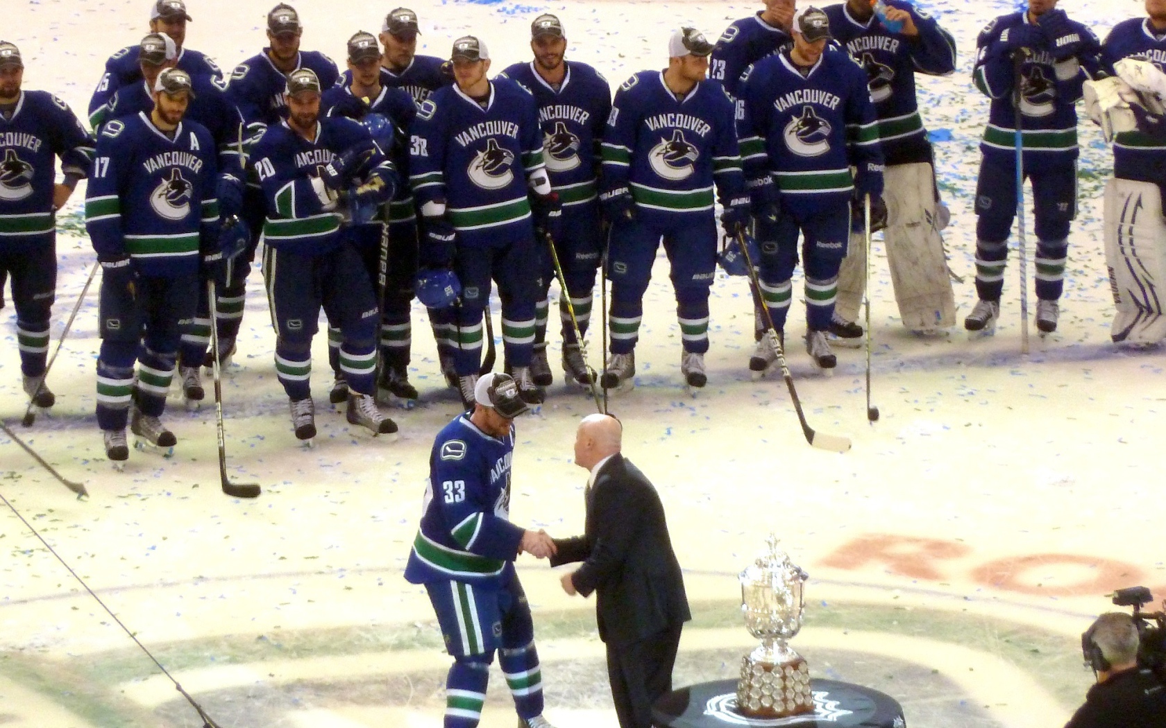 Лучший Хоккеист Ванкувера Хенрика Седина и его команда