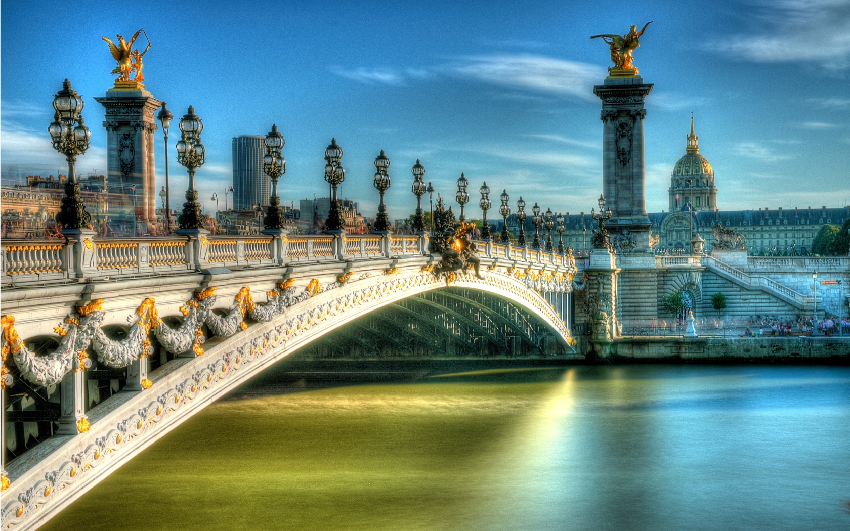 Мост через реку в Париже