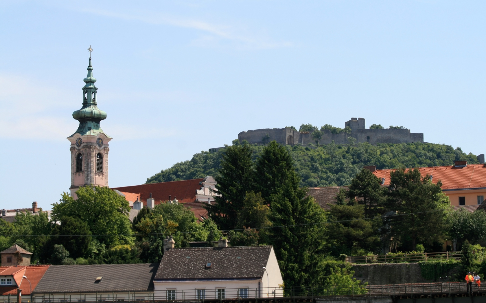 Церковь на фоне холма в городе Гайнберг, Австрия