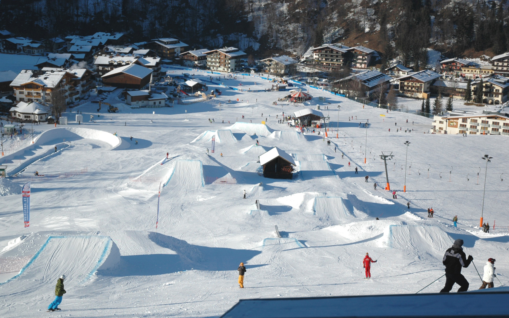 Спуск на лыжах на горнолыжном курорте Заальбах Хинтерглем, Австрия