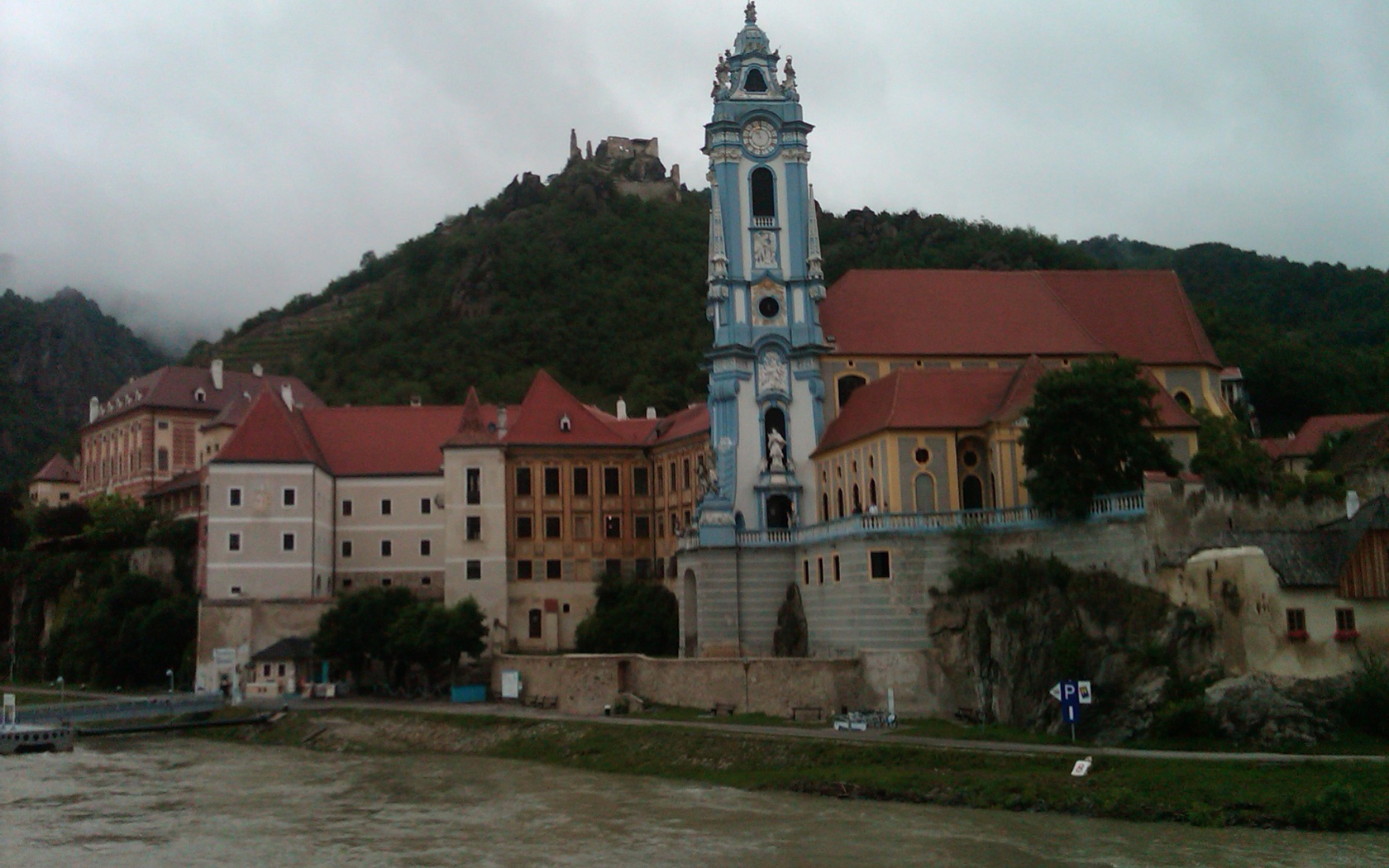 Набережная реки в городе Линц, Австрия