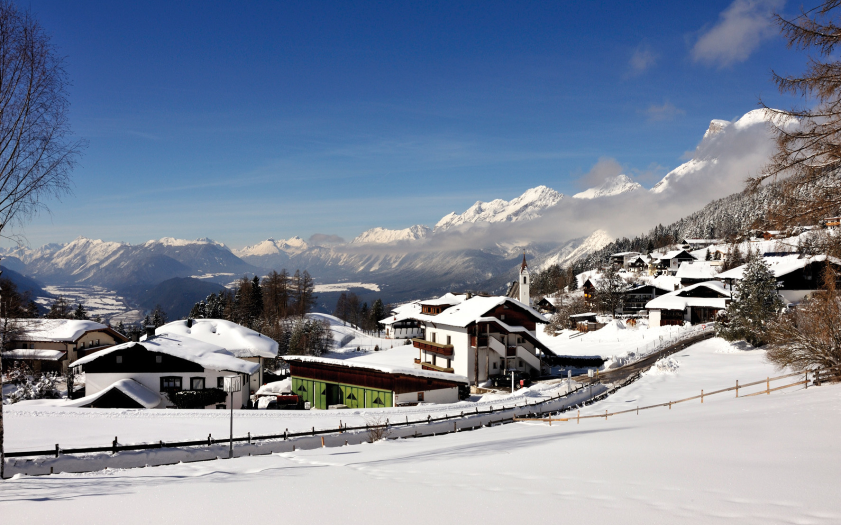 Дома на фоне гор на курорте Зеефельд, Австрия