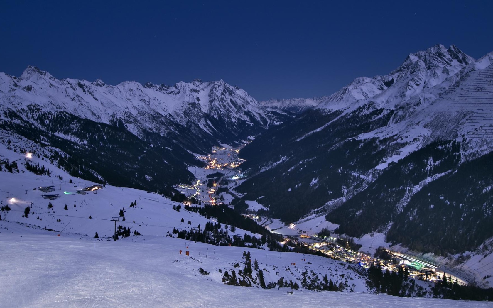 Ночные огни на горнолыжном курорте Лех, Австрия