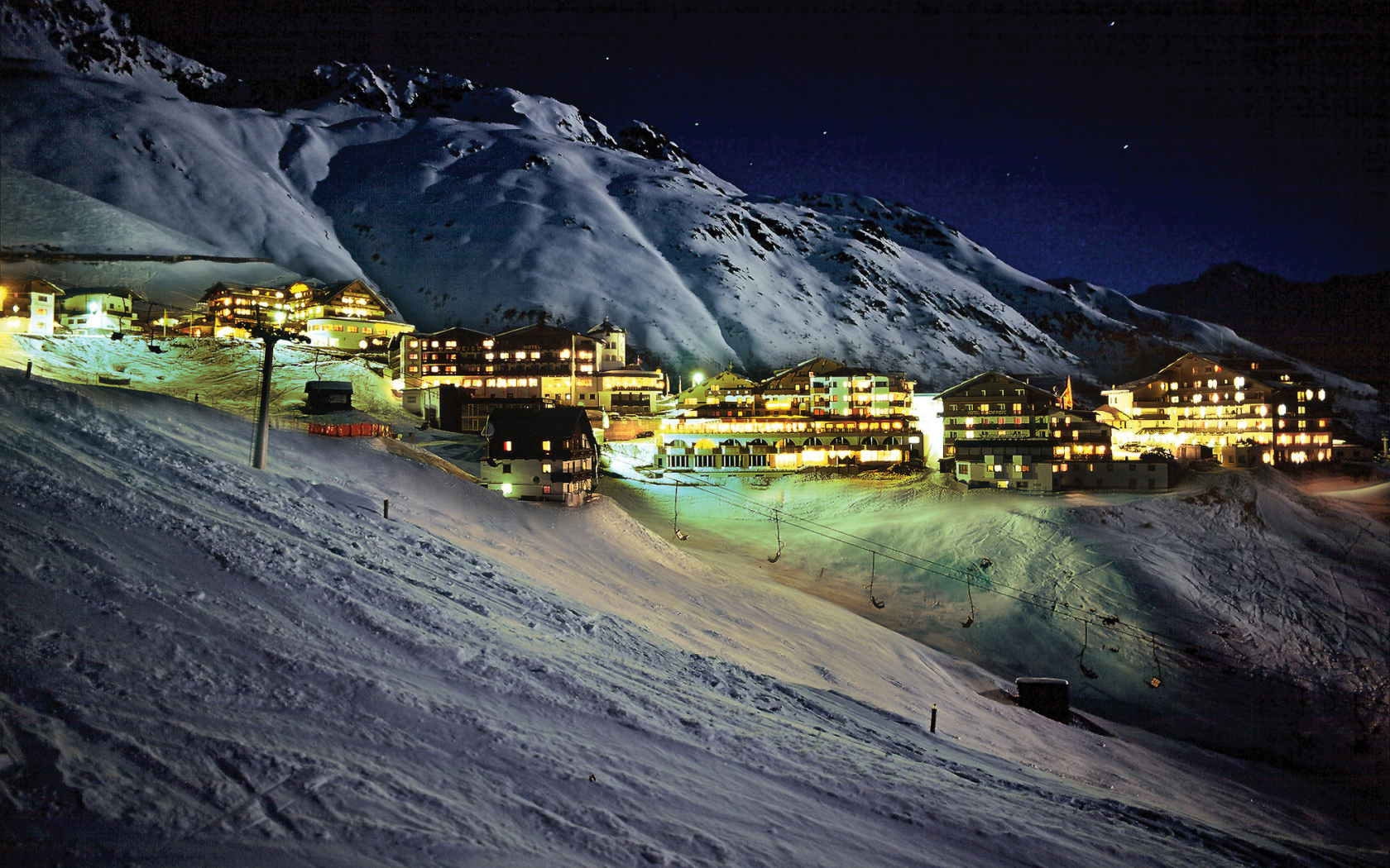 Ночные огни на горнолыжном курорте Зёльден, Австрия