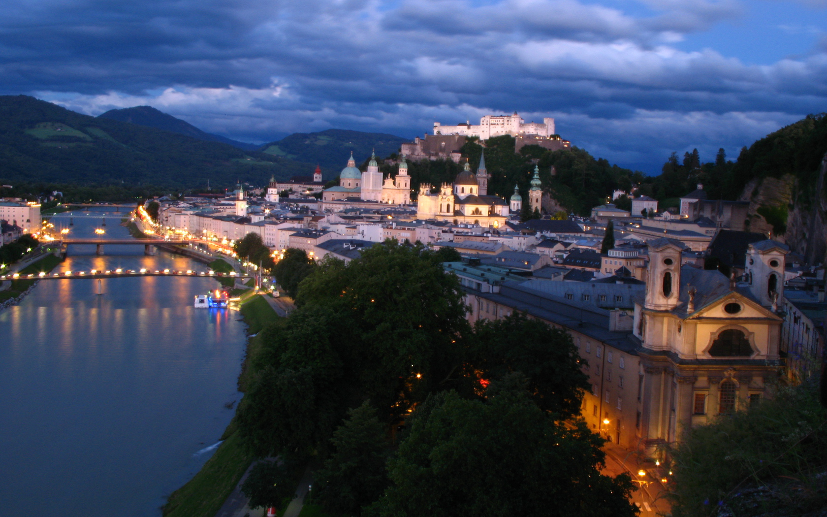 Ночные улицы в городе  Зальцбург, Австрия