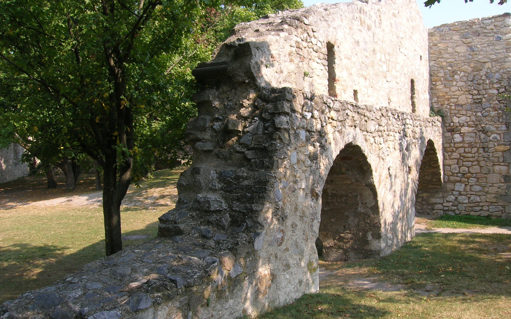 Остатки крепостной стены в городе Гайнберг, Австрия
