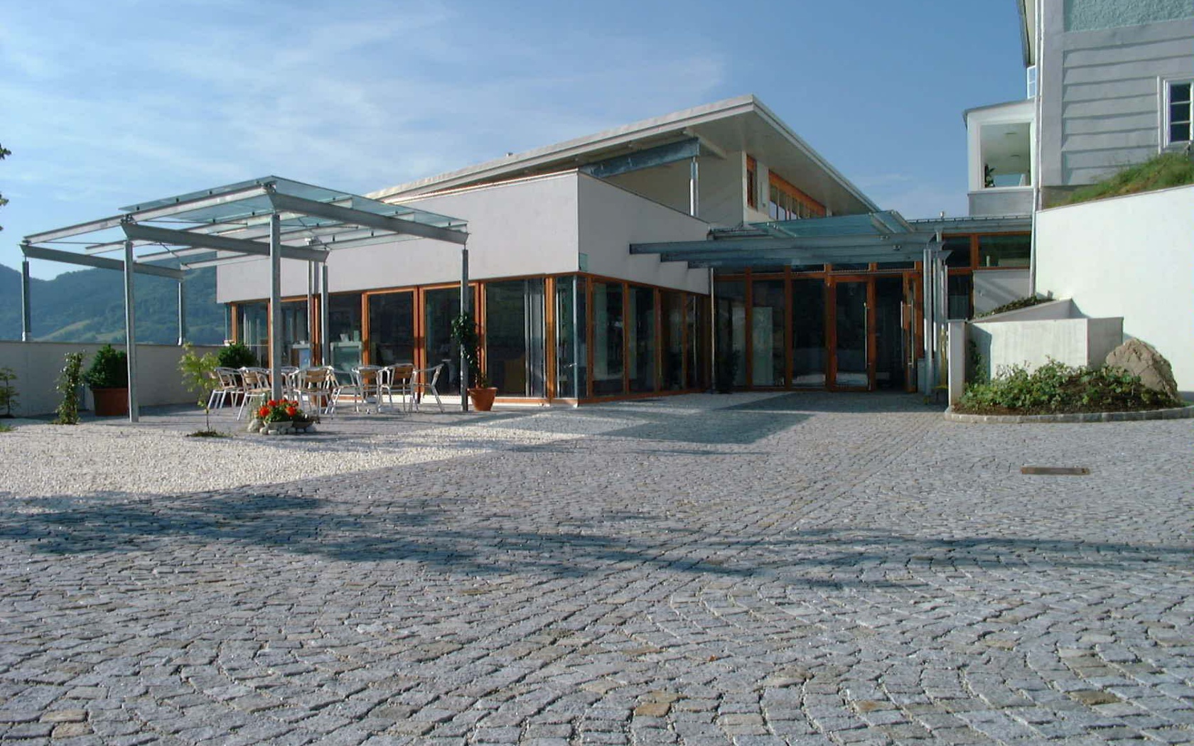 Уличное кафе в городе Нойштифт, Австрия