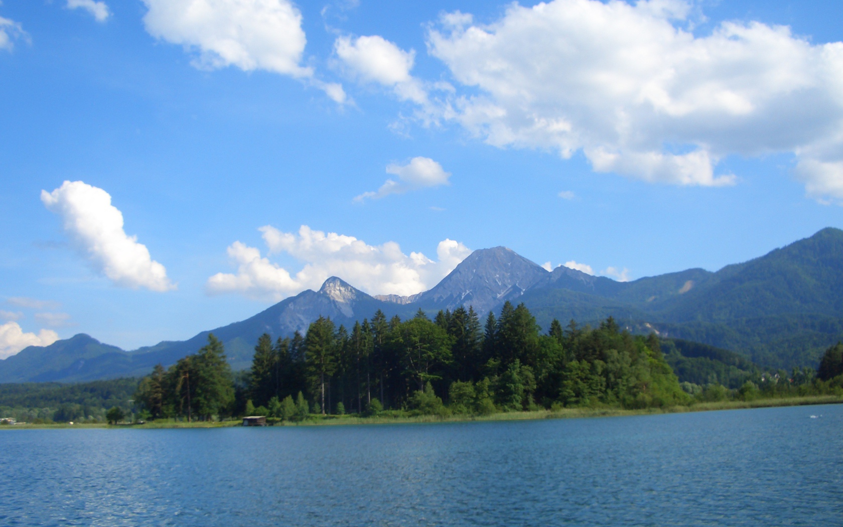 Деревья на берегу на курорте Фаакер-Зее, Австрия