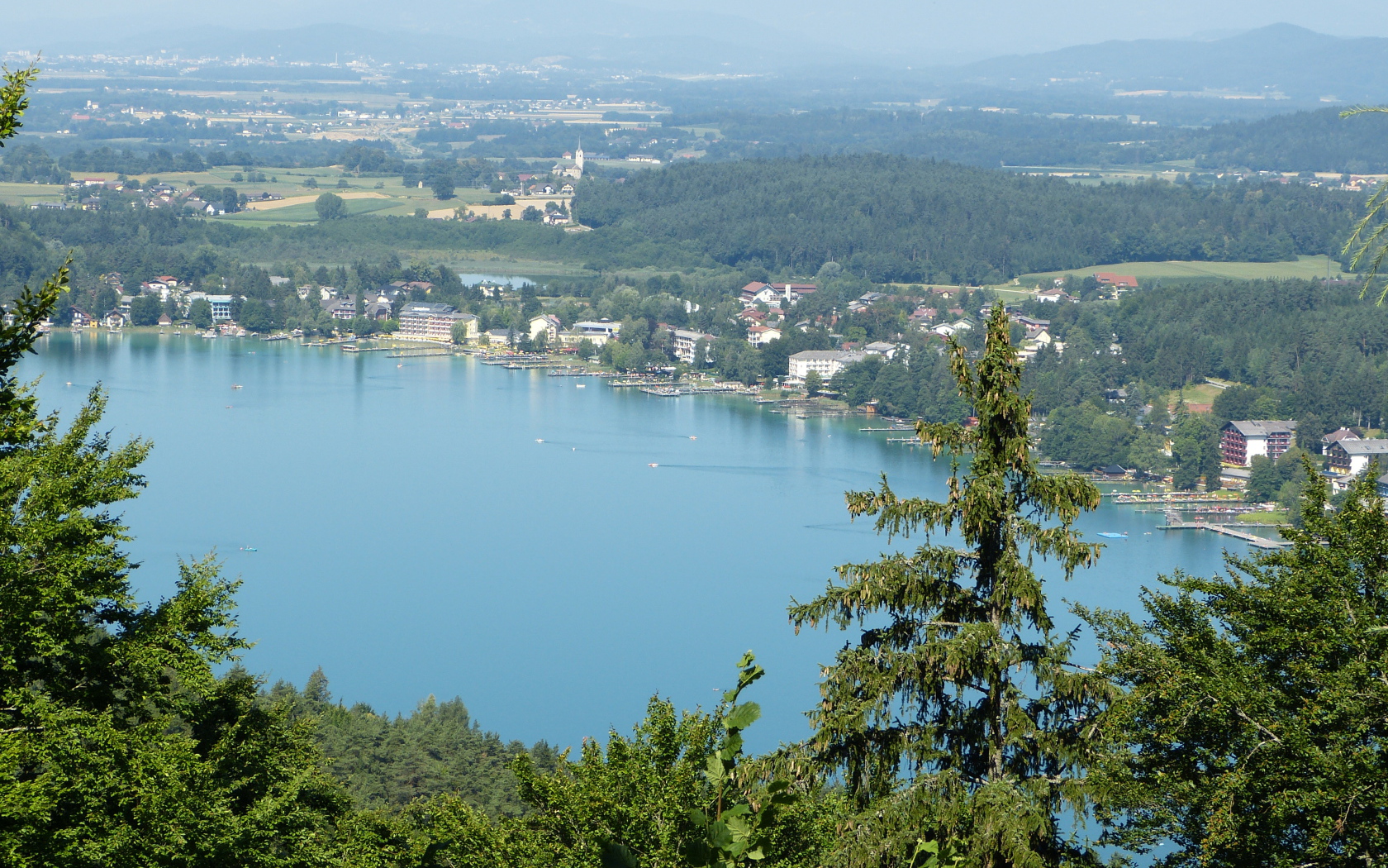 Вид с горы на озеро Клопайнер Зее, Австрия