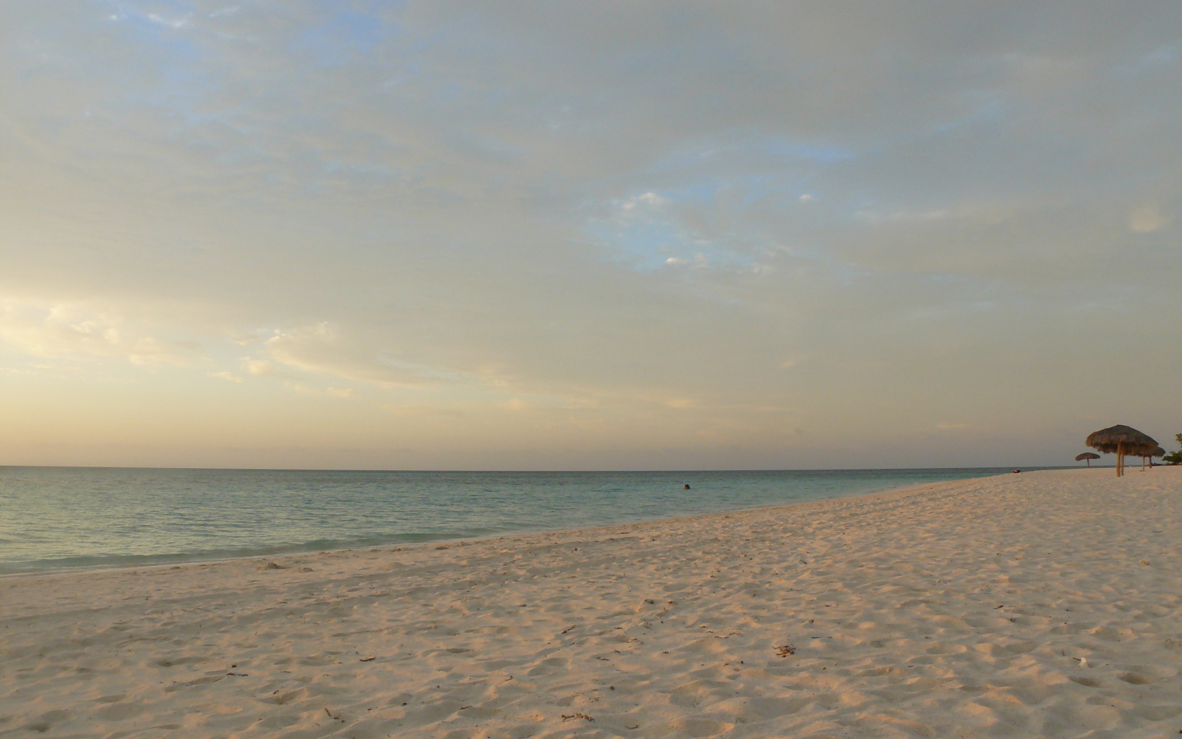 Закат на пляже на курорте Гуардалавака, Куба