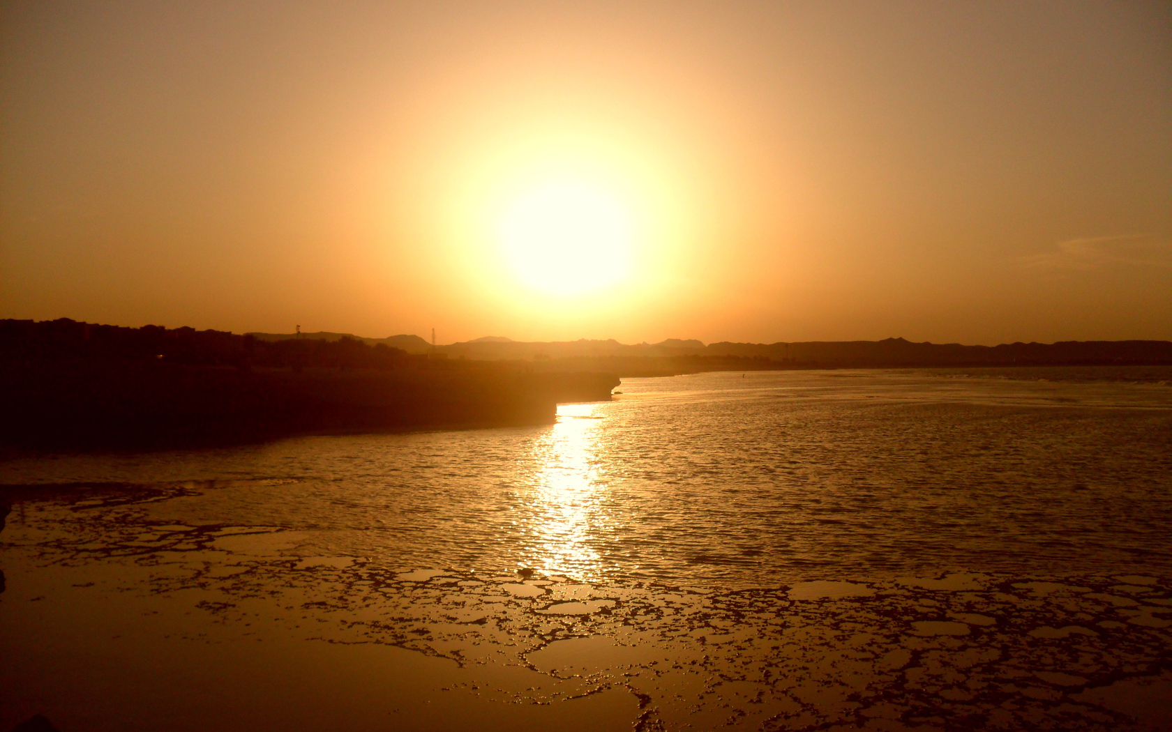 Закат на пляже на курорте Эль Кусейр, Египет