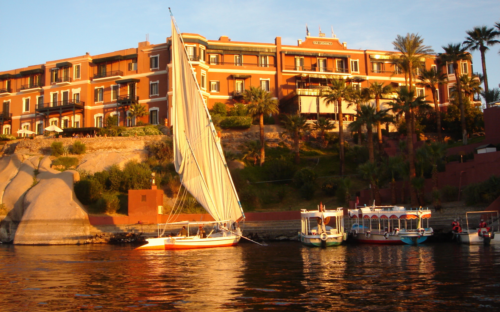 Яхта на фоне отеля на курорте Таба, Египет