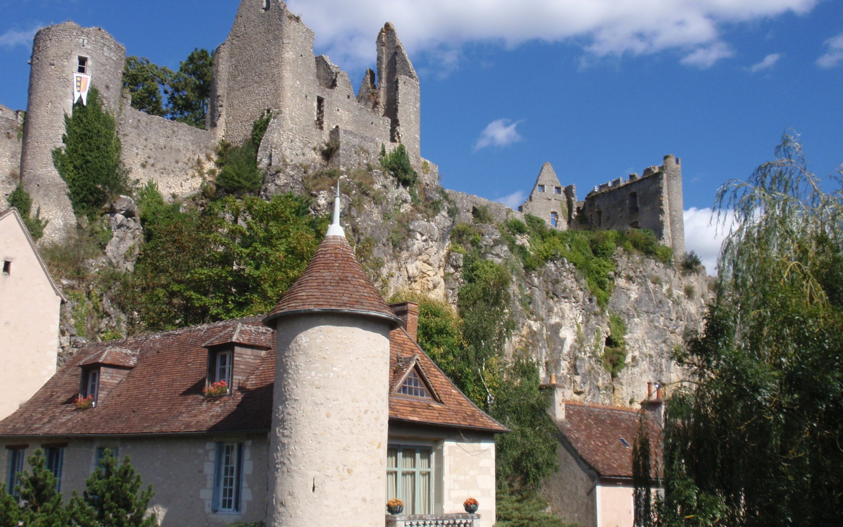 Руины замка в городе Виши, Франция