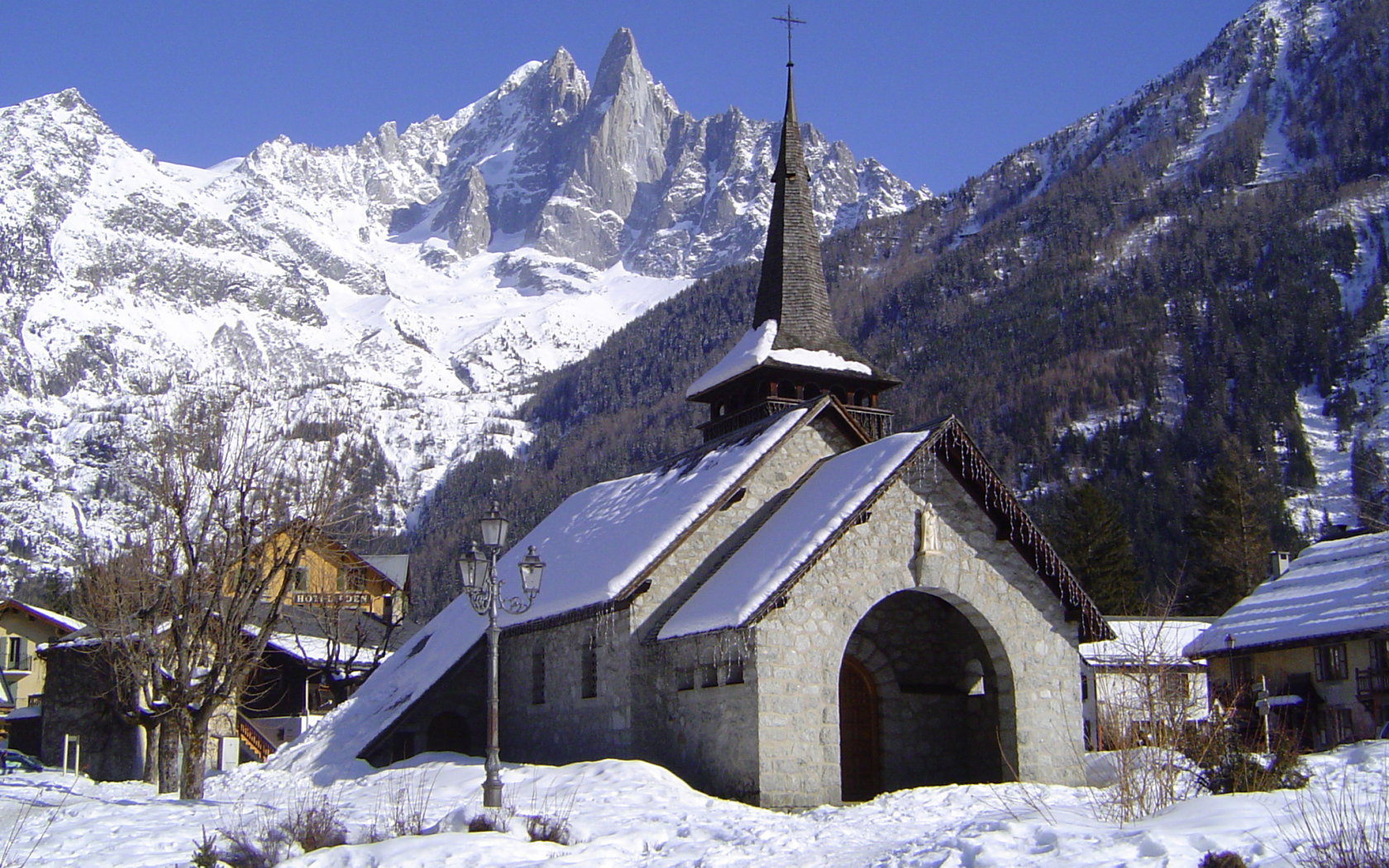 Церковь на курорте Шамони, Франция