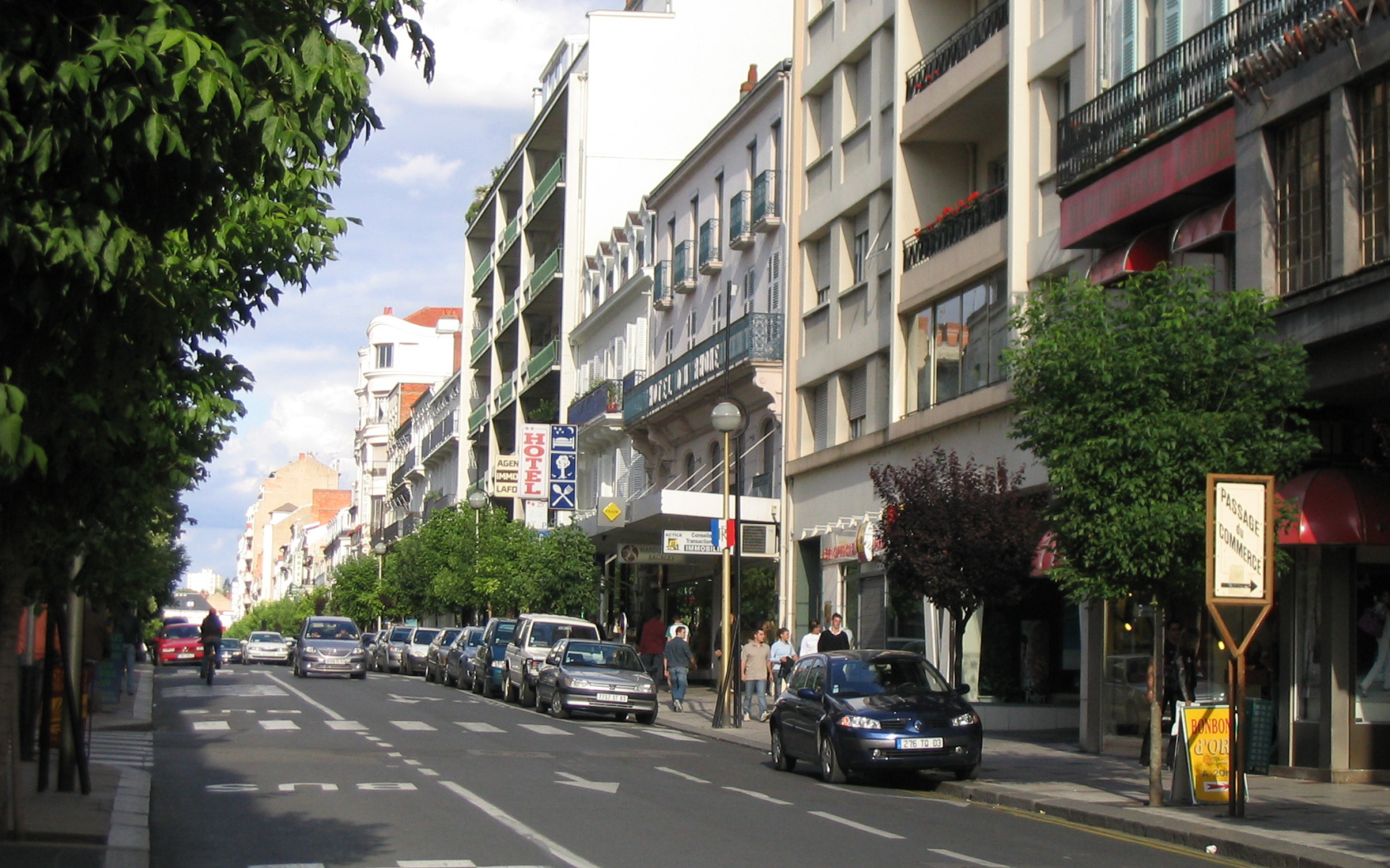 Городская улица в городе Виши, Франция