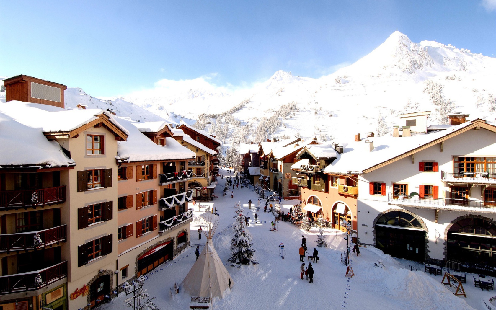 Городская улица на горнолыжном курорте Лез Арк, Франция