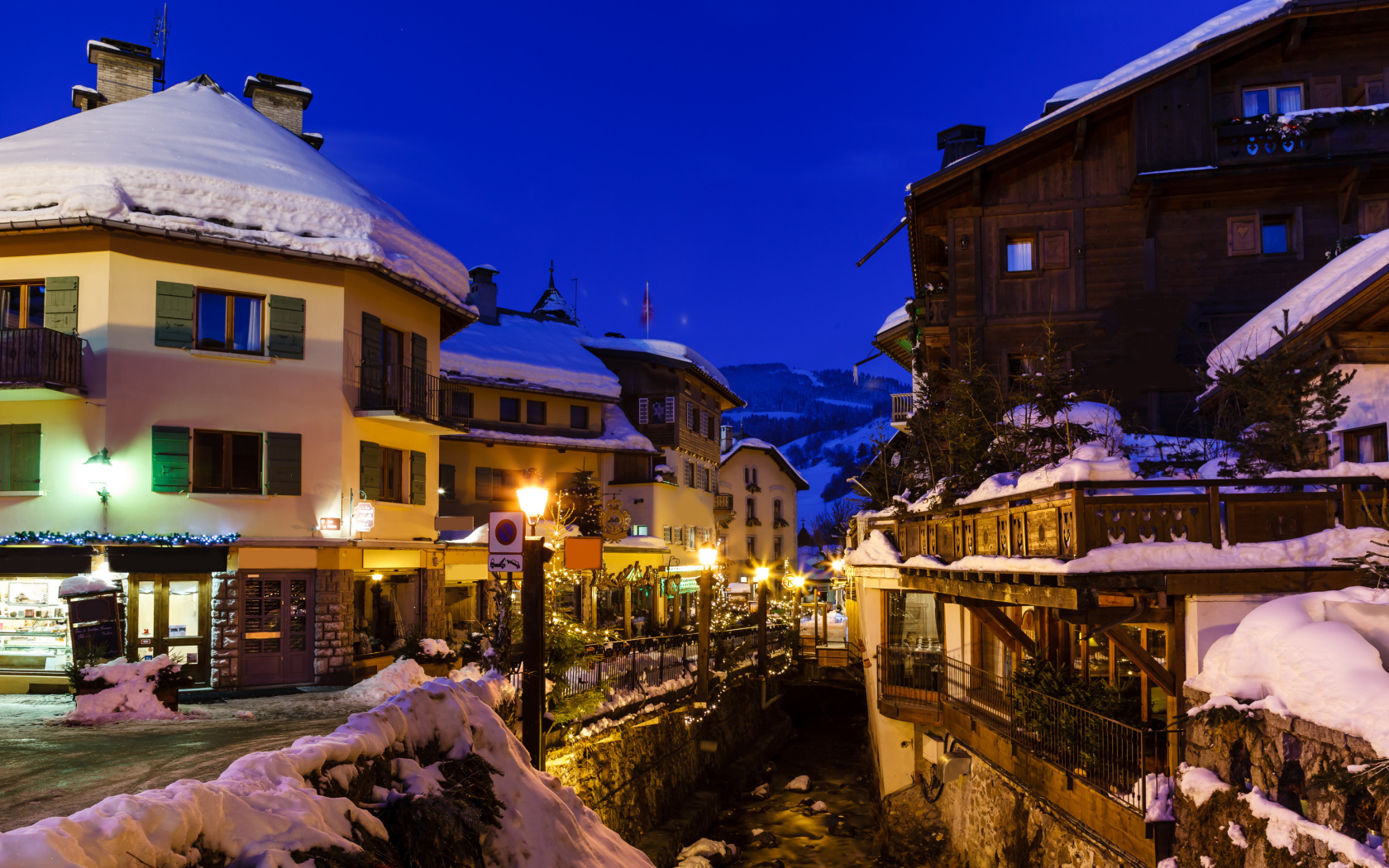 Городская улица на горнолыжном курорте Межев, Франция