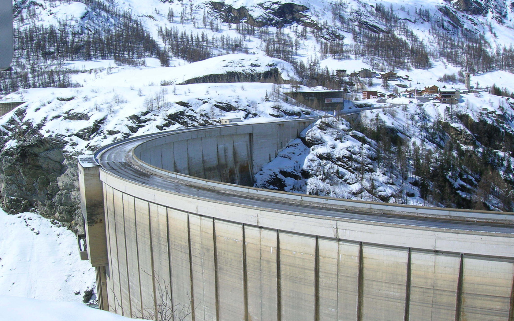 Дамба на горнолыжном курорте Тинь, Франция