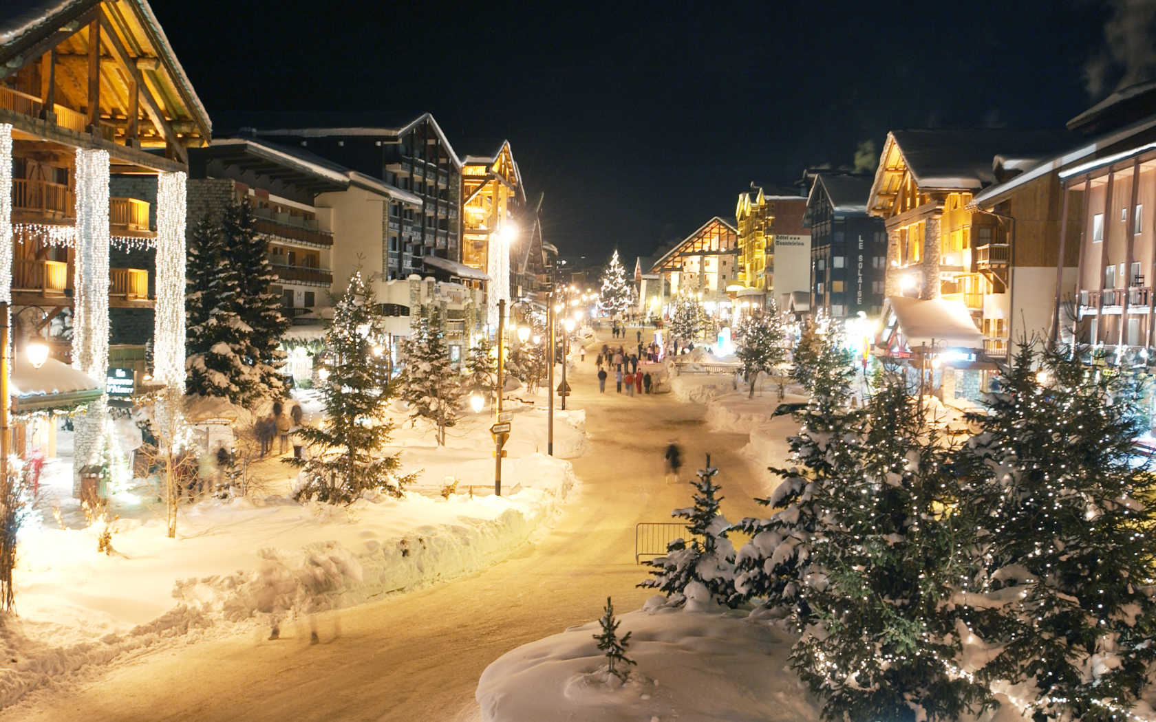 Вечернее сияние на горнолыжном курорте Валь д'Изер, Франция
