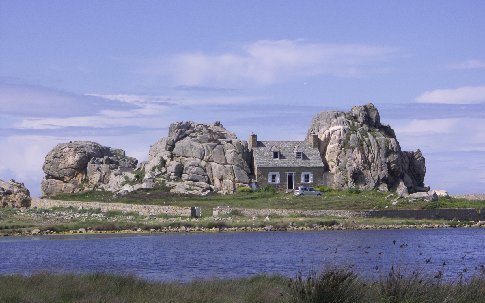 Дом среди скал в Бретань, Франция