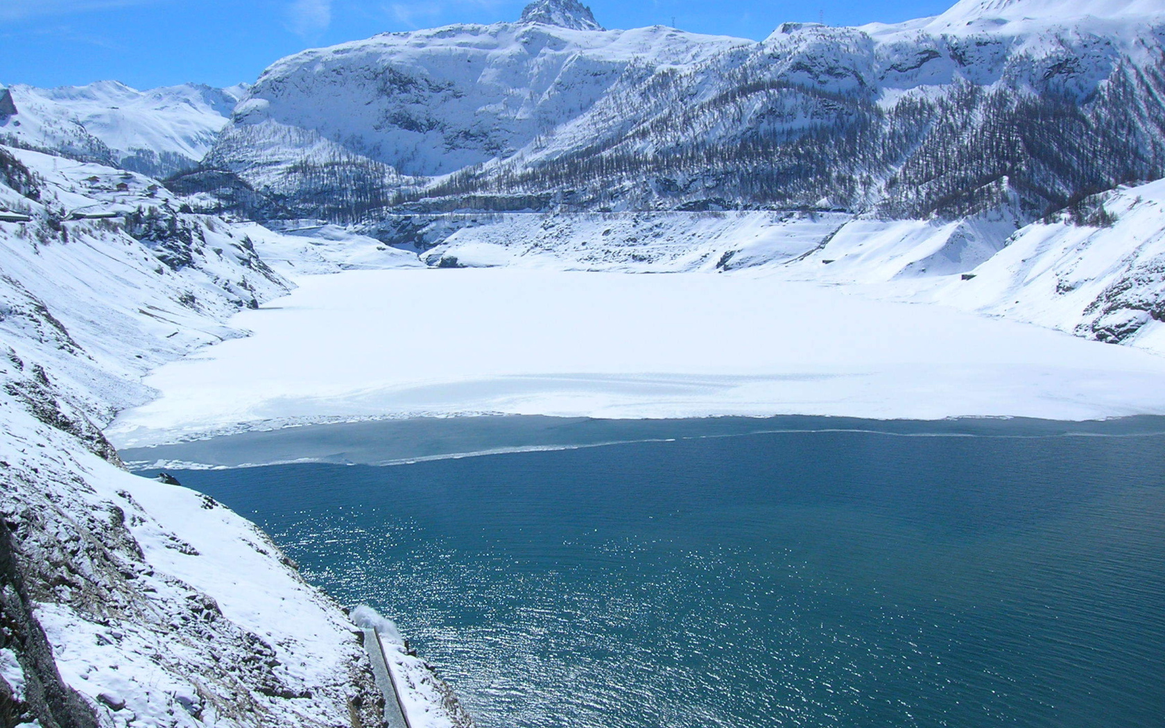 Озеро на горнолыжном курорте Тинь, Франция
