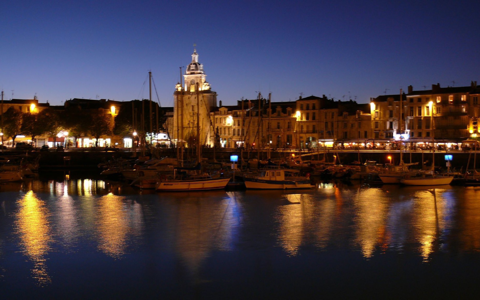 Ночные огни в городе Марсель, Франция