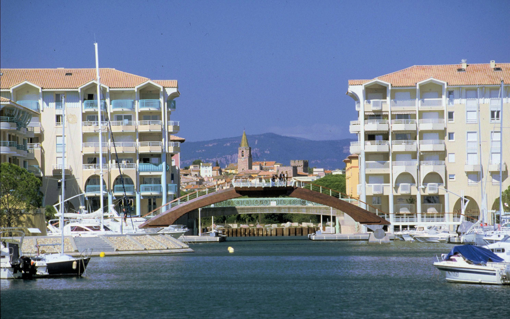 Порт на фоне города на курорте Порт Де Фрежюс, Франция