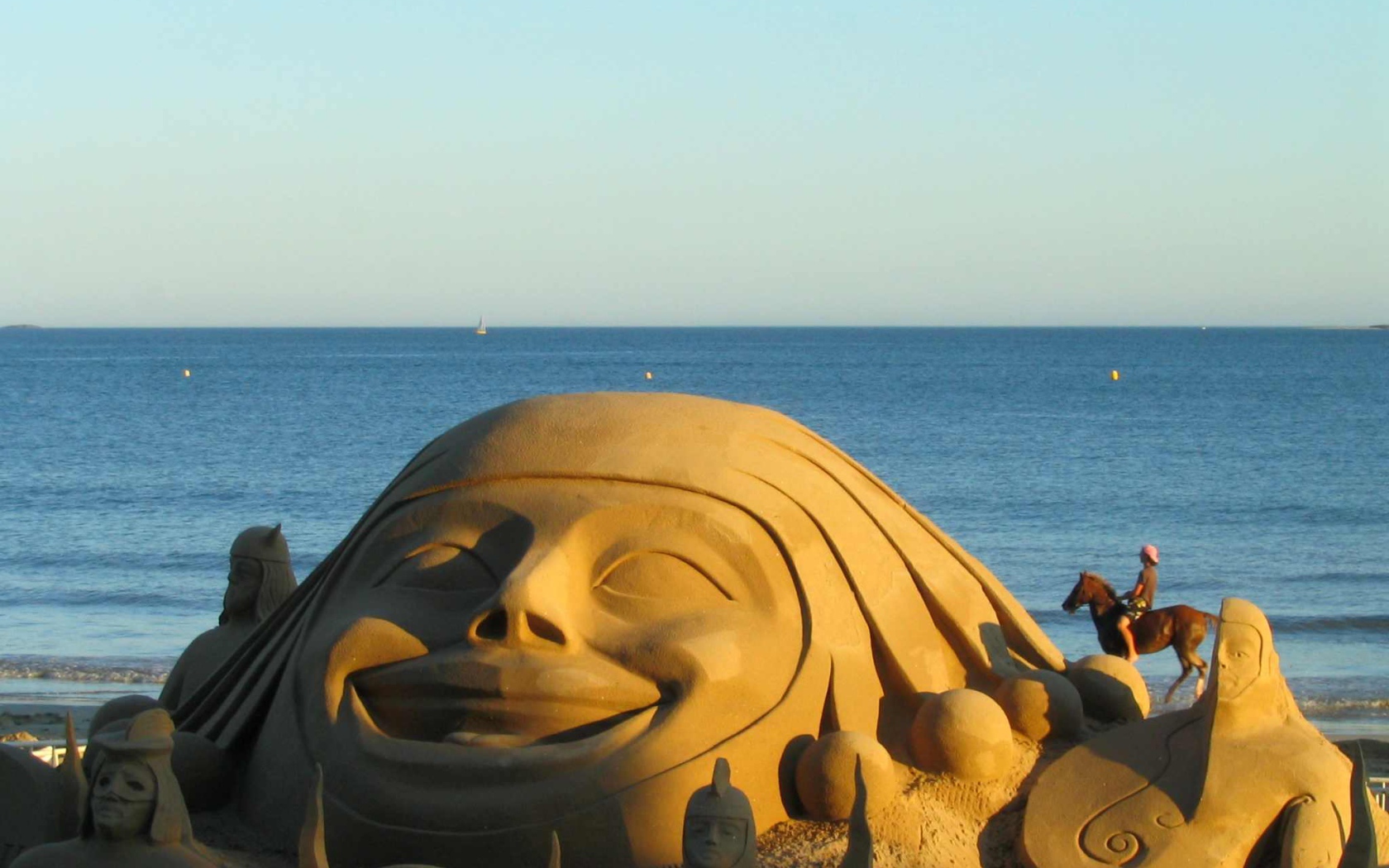 Песчаная скульптура на курорте Ла Боль, Франция