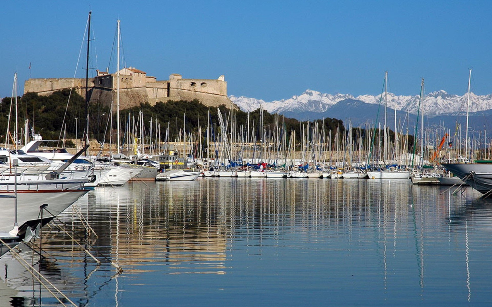 Корабли у набережной на курорте Антибы, Франция