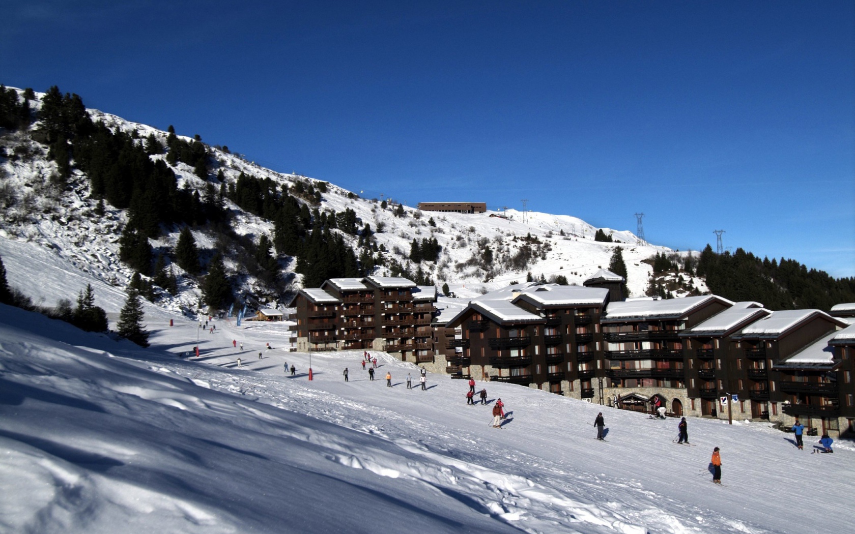 Лыжники на горнолыжном курорте Мерибель, Франция