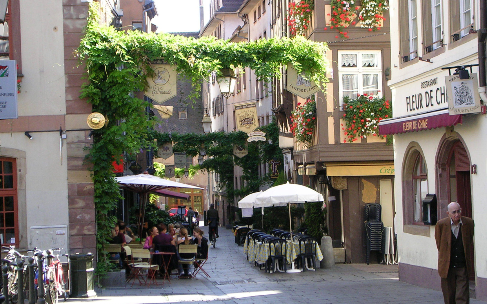 Уличное кафе в городе Страсбург, Франция