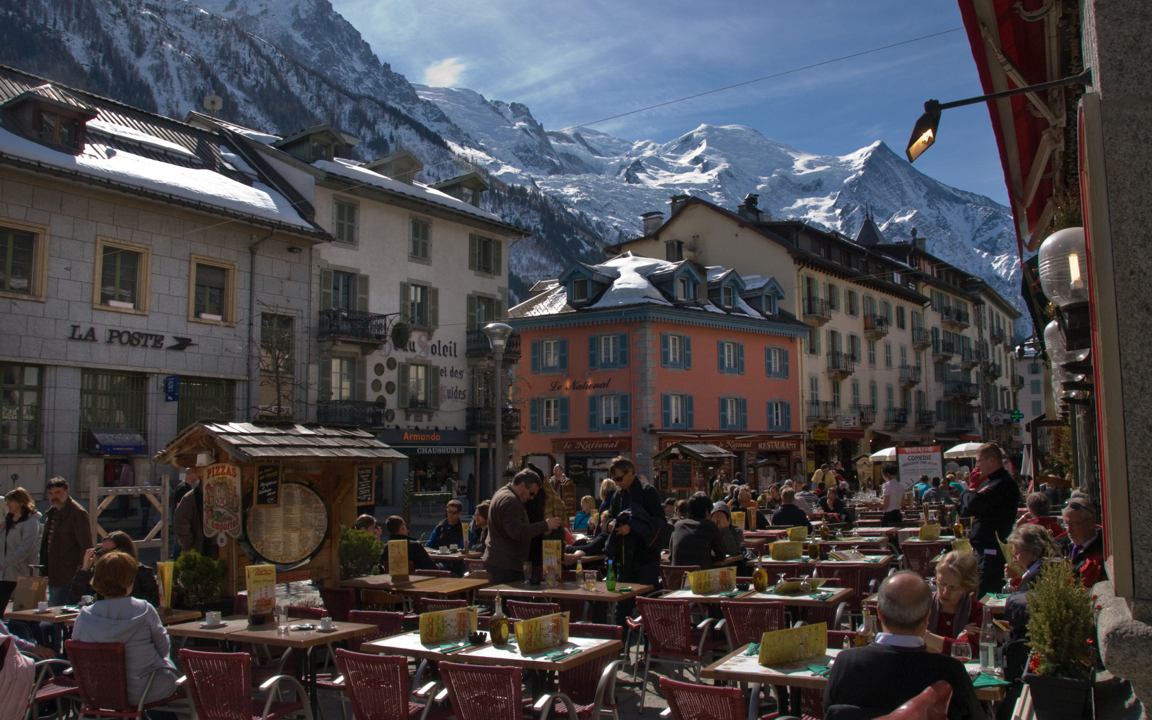 Уличное кафе на горнолыжном курорте Межев, Франция