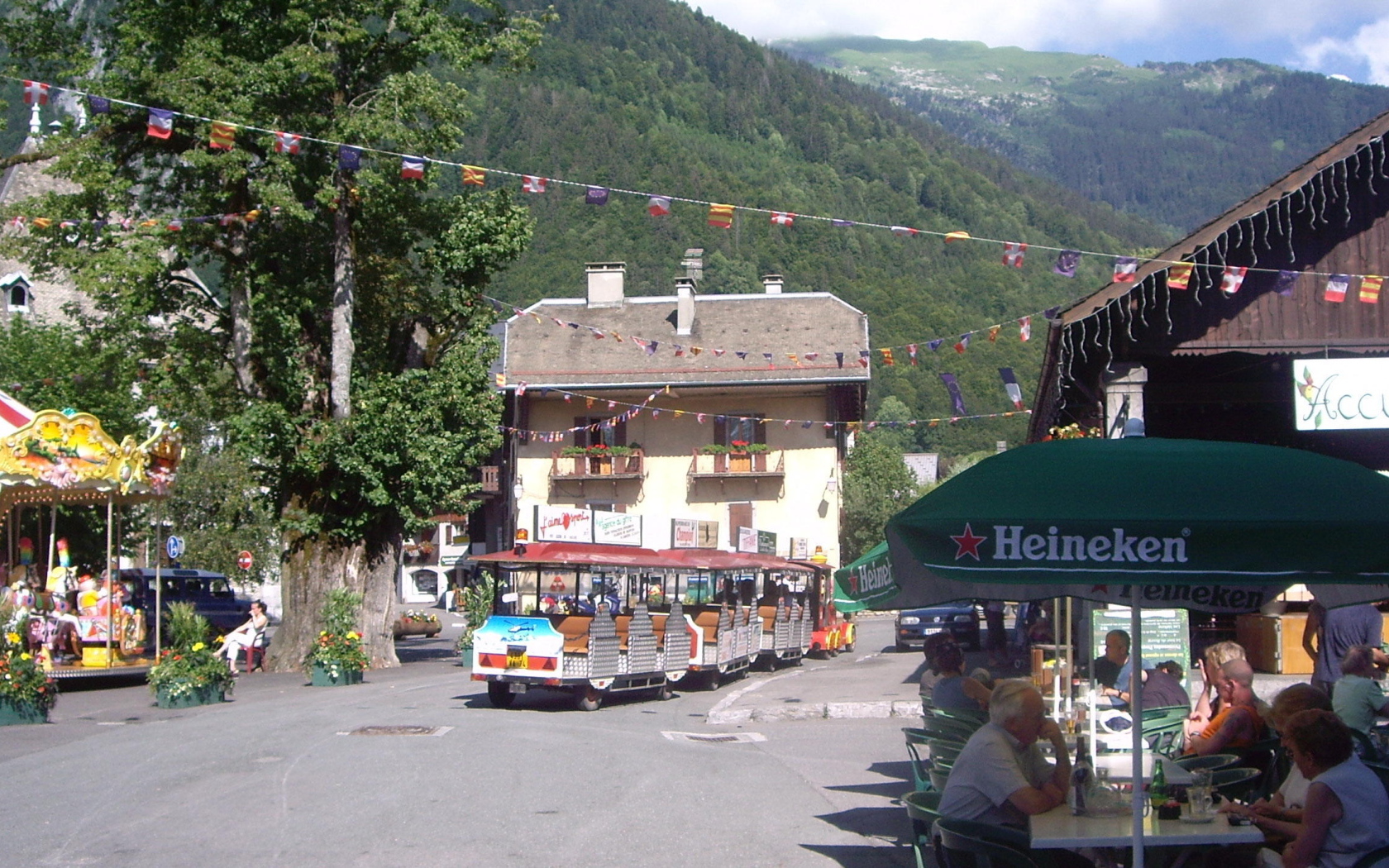 Уличное кафе на горнолыжном курорте Самоен, Франция