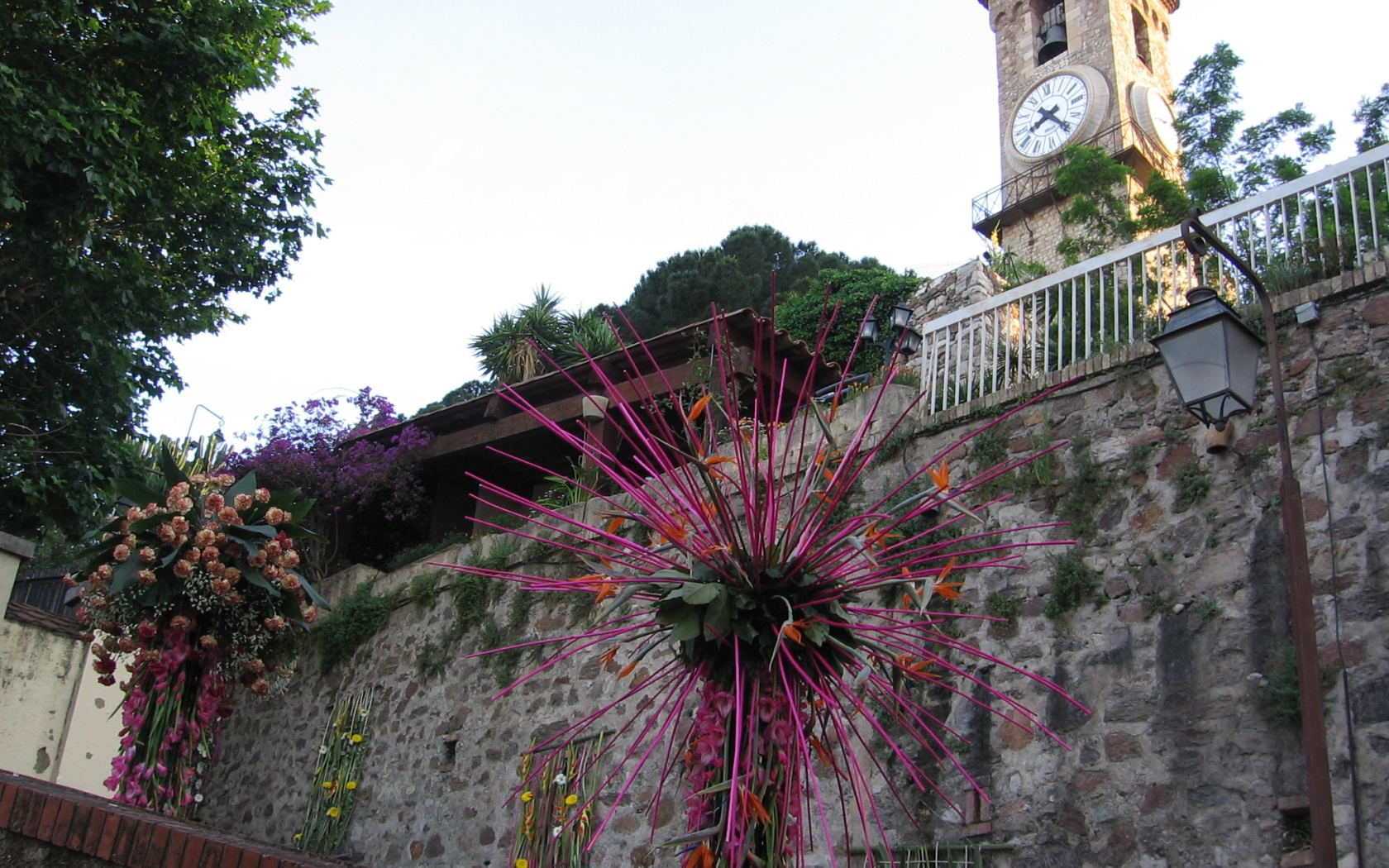 Башня с часами на курорте Мирамар Круести, Франция