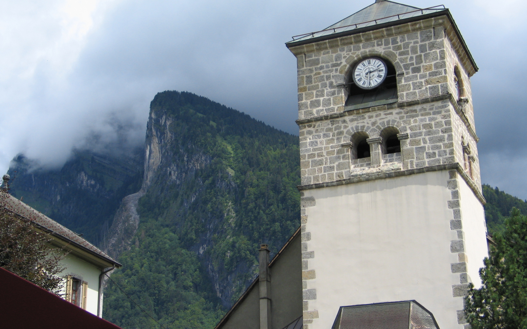 Башня с часами на горнолыжном курорте Самоен, Франция
