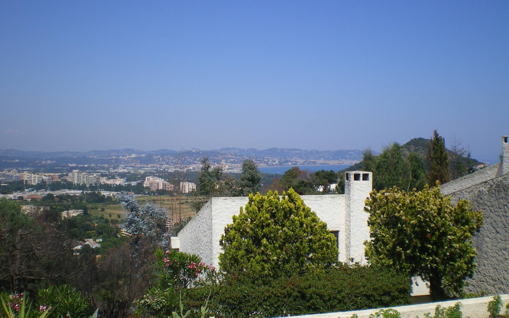 Вид с холма на курорте Манделье ля Напуль, Франция