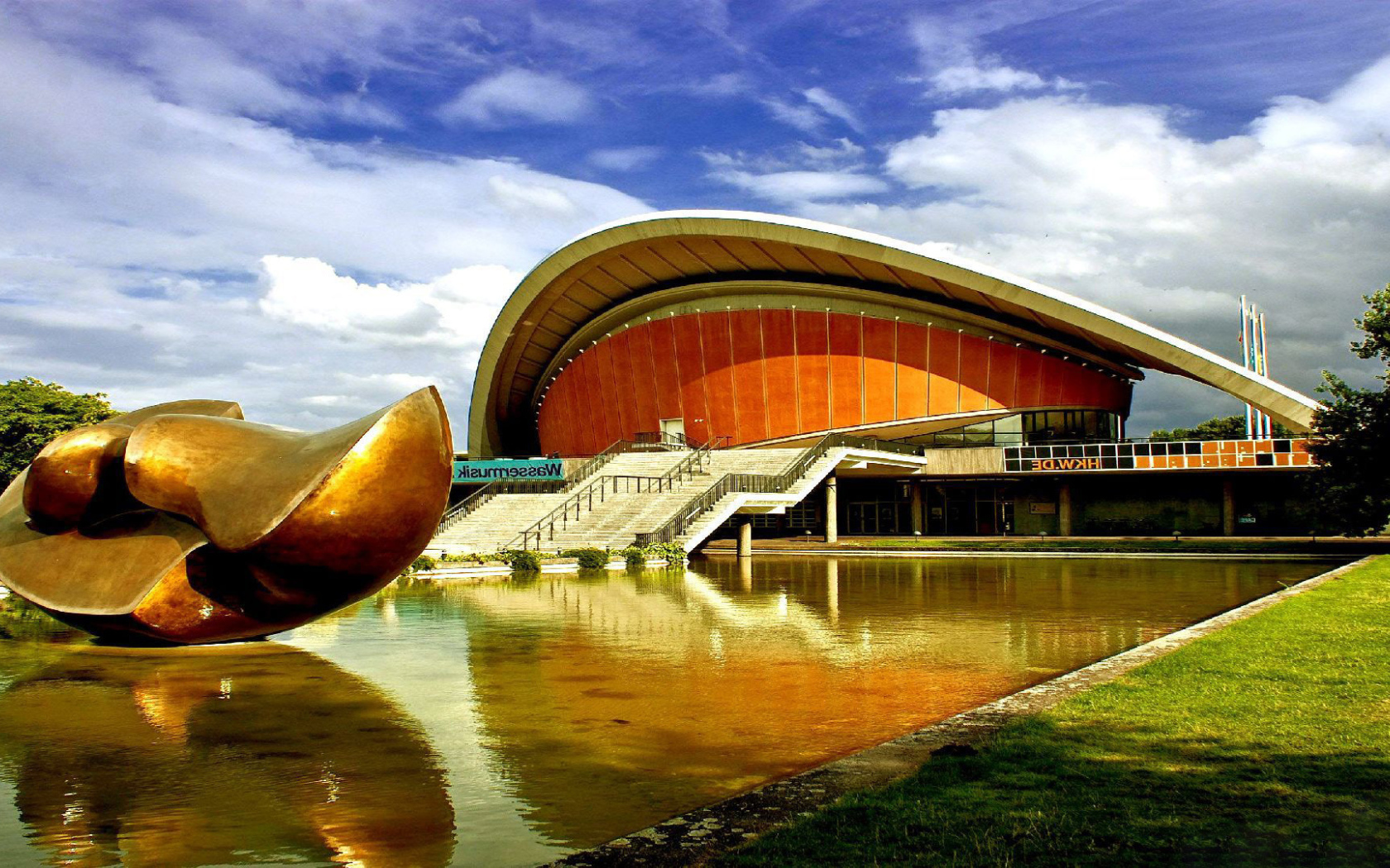 Необычное соооружение в Берлине